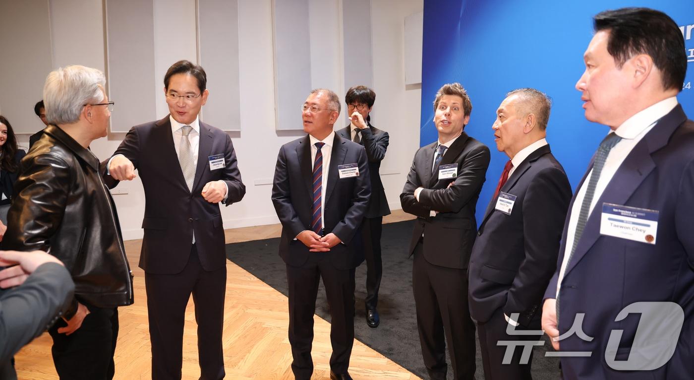 본문 이미지 - 젠슨 황 엔비디아 CEO(왼쪽부터)와 이재용 삼성전자 회장, 정의선 현대차그룹 회장, 샘 올트먼 오픈AI CEO, 혹 탄 브로드컴 사장 겸 CEO, 최태원 SK그룹 회장이 24일(현지시간) 미국 샌프란시스코 미드웨이에서 열린 AI 서밋에서 대화를 하고 있다. 2026.7.25 ⓒ 뉴스1 허경 기자