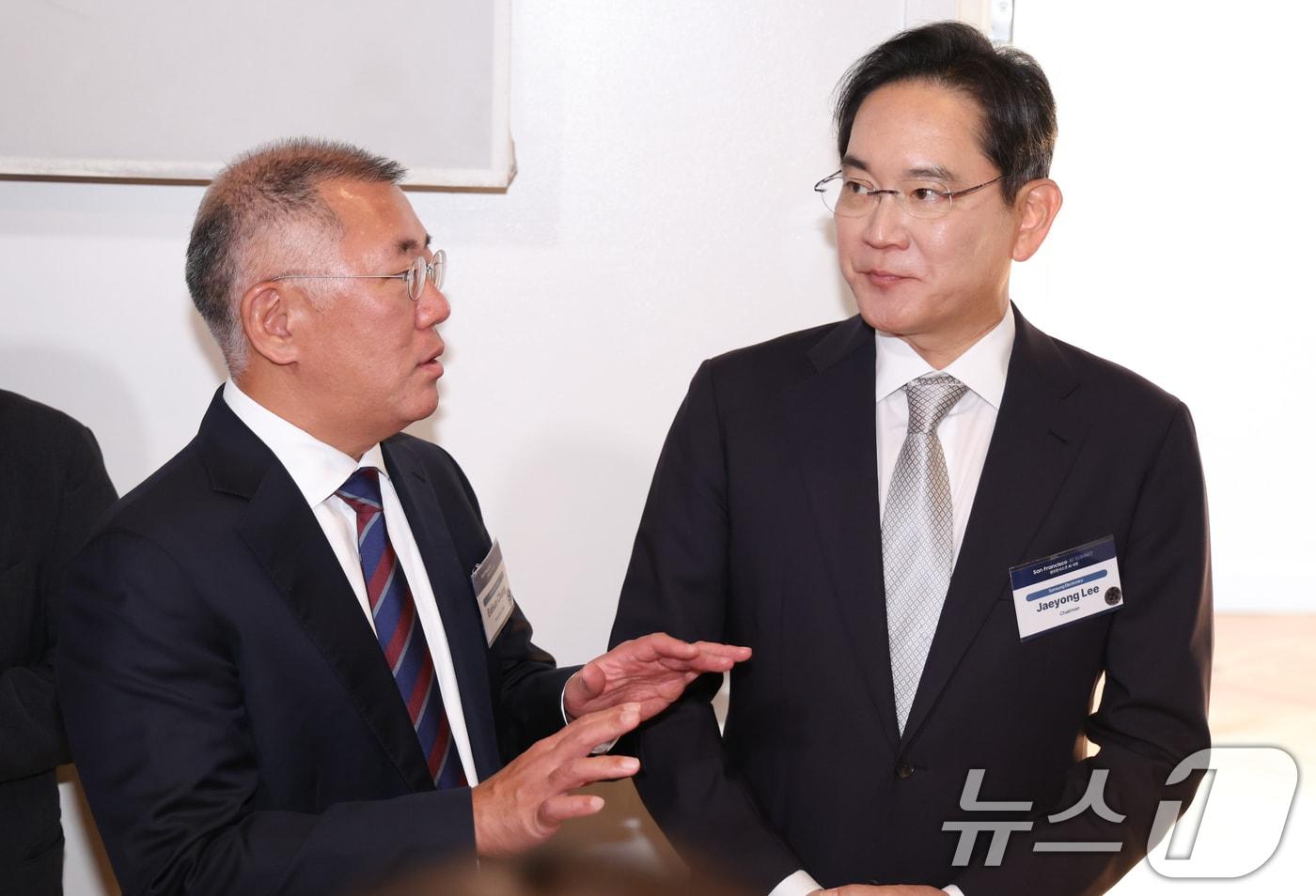본문 이미지 - 이재용 삼성전자 회장과 정의선 현대차그룹 회장이 24일(현지시간) 미국 샌프란시스코 미드웨이에서 열린 AI 서밋에서 대화를 하고 있다(자료사진) 2026.7.25 ⓒ 뉴스1 허경 기자
