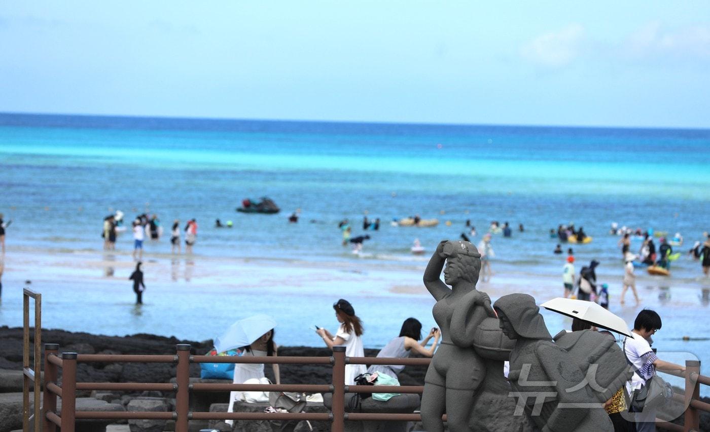 본문 이미지 - 산지를 제외한 제주도 전역에 폭염특보가 발효된 25일 오전 제주시 한림읍 협재해수욕장이 피서객들로 붐비고 있다. 2026.7.25 2026.7.25 ⓒ 뉴스1 강승남 기자