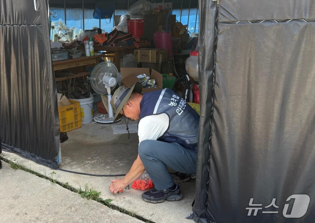 본문 이미지 - 전북 정읍시가 '농작업 안전 재해예방 지원체계 구축' 사업을 추진 중인 가운데 한 전문가가 농가 현장에서 위험위해 요인을 찾고 있다.(정읍시 제공. 재판매 및 DB금지)/뉴스1