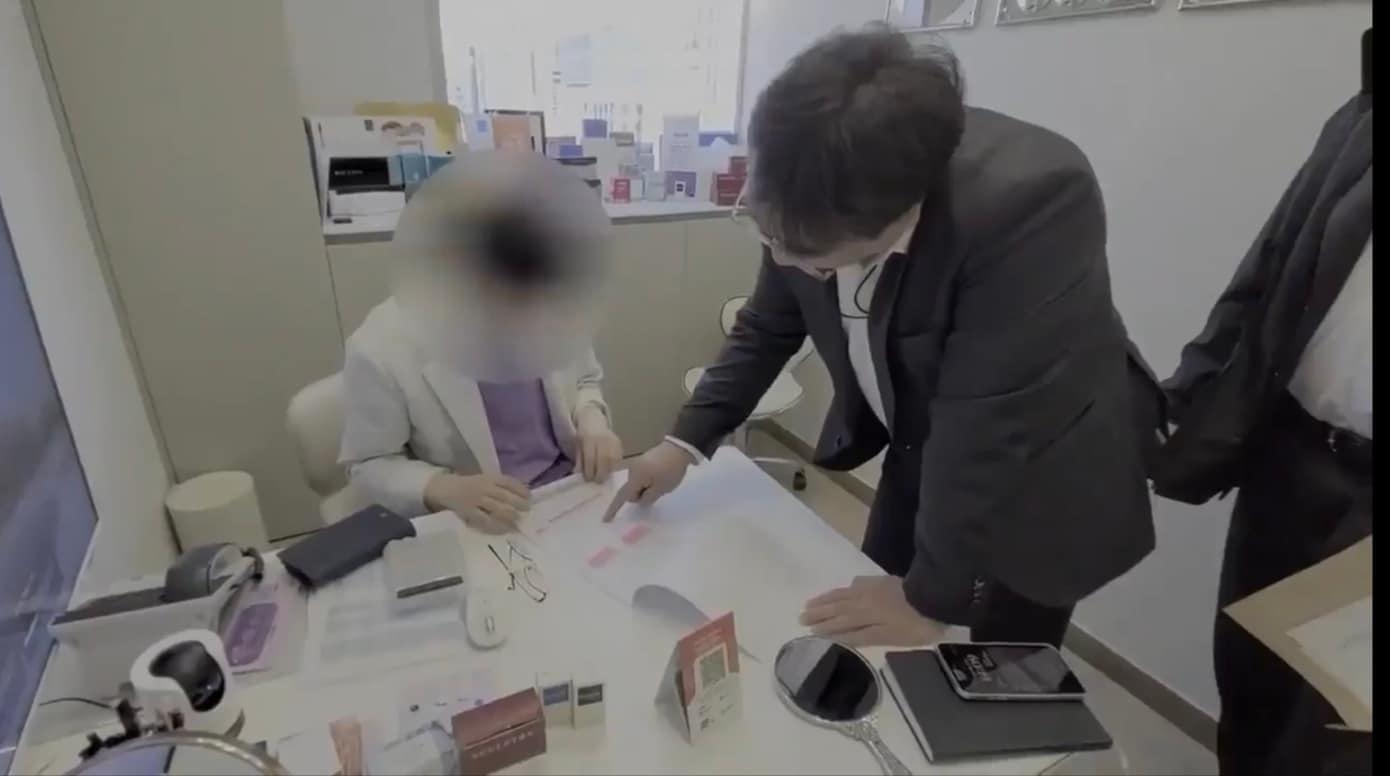 본문 이미지 - 서울경찰청 마약범죄수사대가 의사 B 씨의 병원에 대해 압수수색 영장을 집행하는 모습. (서울경찰청 마약범죄수사대 제공. 재판매 및 DB금지)