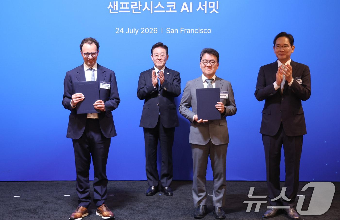본문 이미지 - 이준희 삼성 SDS 사장과 다리오 아모데이 앤트로픽 최고경영자가 24일(현지시간) 이재명 대통령이 임석한 가운데 미국 샌프란시스코 더 미드웨이에서 열린 AI 서밋에 앞서 전략적 파트너십 협약(SPA)을 체결한 뒤 기념 촬영을 하고 있다. 오른쪽은 이재용 삼성전자 회장. 2026.7.25 ⓒ 뉴스1 허경 기자