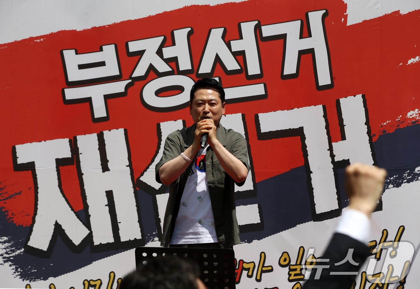 본문 이미지 - 장동혁 국민의힘 대표가 25일 오후 경남 김해 거북공원에서 열린 6·3 참정권 침해 규탄 김해시민 집회에 참석해 발언하고 있다. 2026.7.25 ⓒ 뉴스1 윤일지 기자