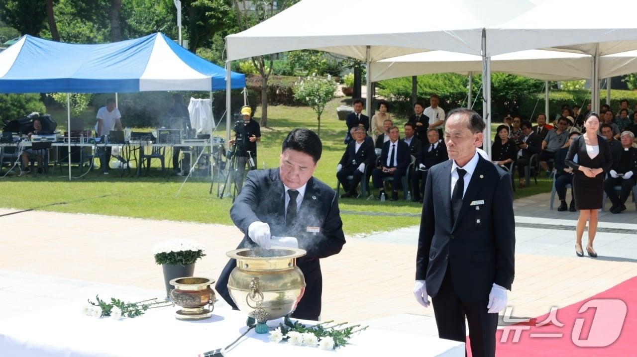 본문 이미지 - 25일 정영철 영동군수가 황간면 노근리평화공원에서 열린 노근리사건 희생자 합동 추모식에서 분향하고 있다.(영동군 제공. 재판매 및 DB금지)/뉴스1 