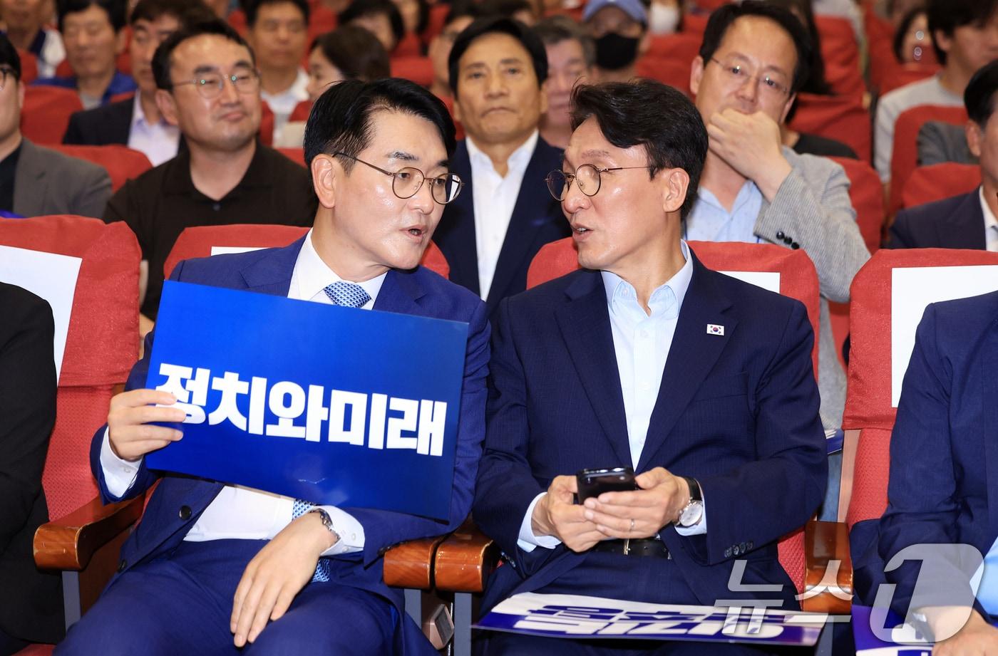 본문 이미지 - 김민석 더불어민주당 당대표 후보와 박용진 대통령 직속 규제합리화위원회 부위원장이 25일 서울 여의도 국회의원회관 대회의실에서 열린 '정치와미래 총회 및 초청강연'에서 대화를 나누고 있다. 2026.7.25 ⓒ 뉴스1 이호윤 기자