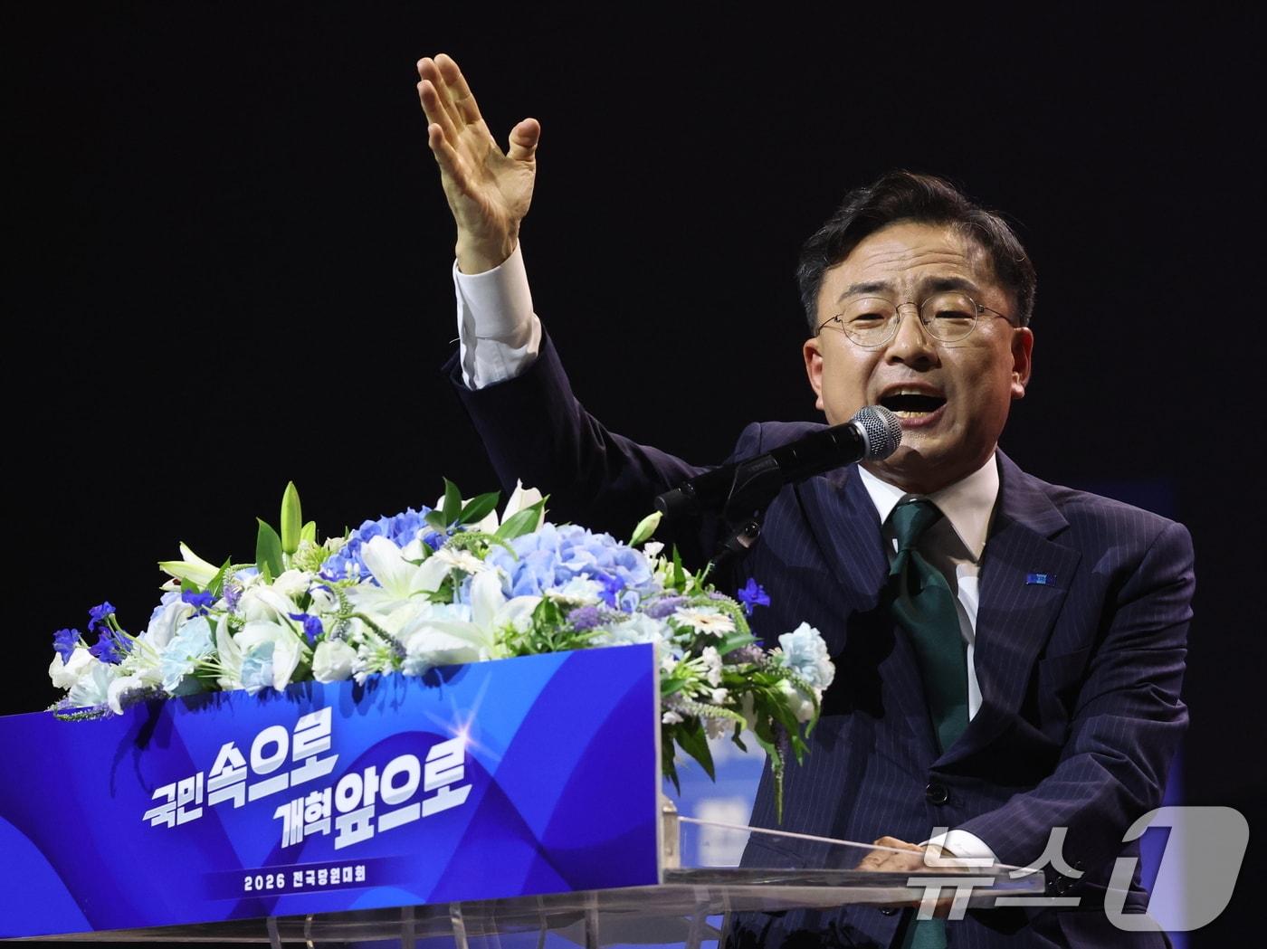 본문 이미지 - 조국혁신당 신임 당대표로 선출된 신장식 의원이 25일 오후 경기 수원시 수원컨벤션센터에서 열린 2026 전국당원대회에서 대표 수락연설을 하고 있다. 2026.7.25 ⓒ 뉴스1 황기선 기자