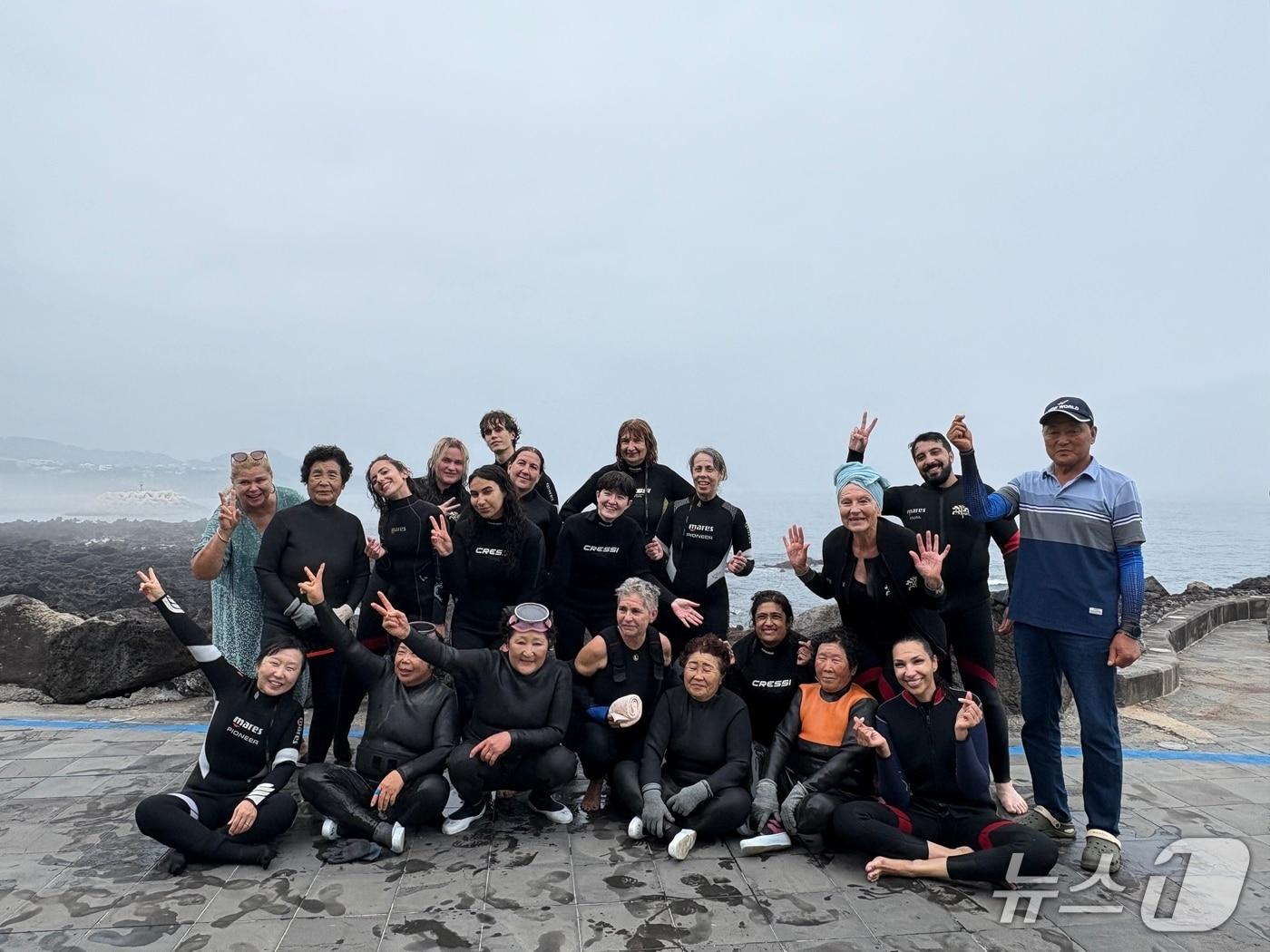 본문 이미지 - 16일 프랑스 배움여행단이 해녀 체험후 단체사진을 촬영하고 있다.(제주도청 제공. 재판매 및  DB 금지) 