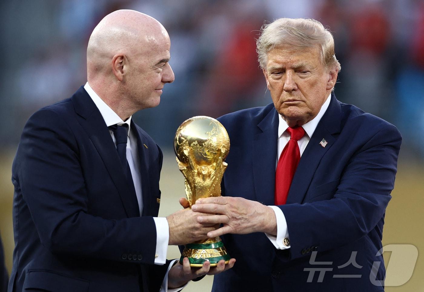 본문 이미지 - 도널드 트럼프 미국 대통령(오른쪽)과 잔니 인판티노 FIFA 회장. ⓒ 로이터=뉴스1