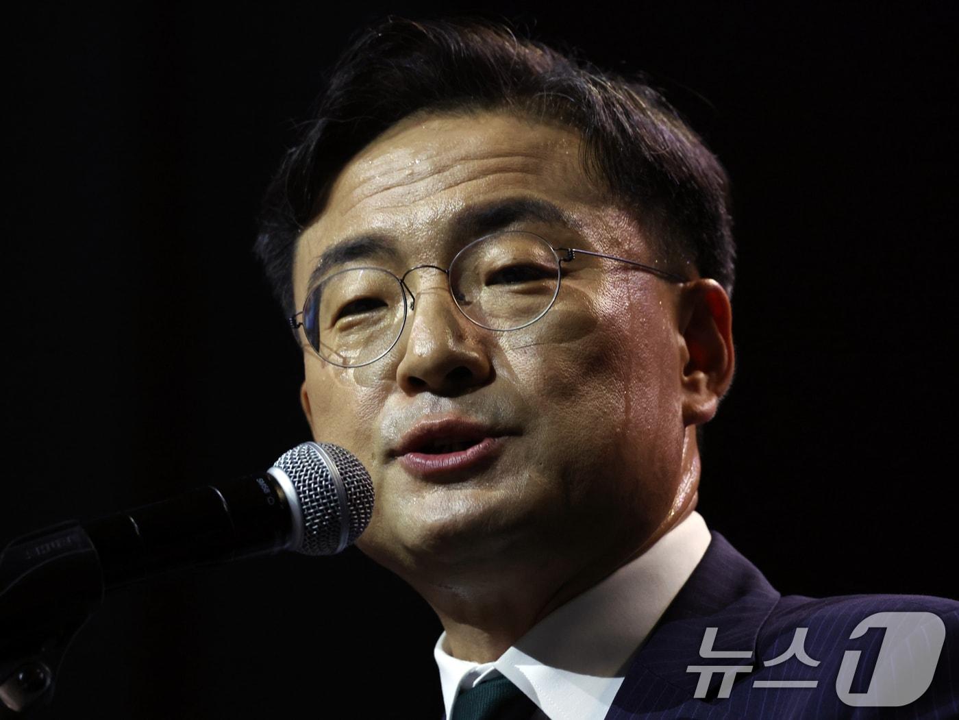 본문 이미지 - 조국혁신당 신임 당대표로 선출된 신장식 의원이 25일 오후 경기 수원시 수원컨벤션센터에서 열린 2026 전국당원대회에서 대표 수락연설을 하고 있다. 2026.7.25 ⓒ 뉴스1 황기선 기자