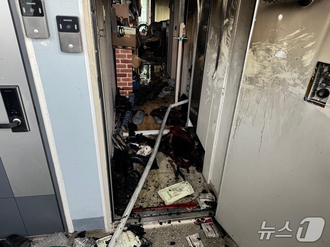 본문 이미지 - 부산 해운대구 반송동의 한 아파트에서 발생한 화재 현장.(부산소방재난본부 제공. 재판매 및 DB금지)