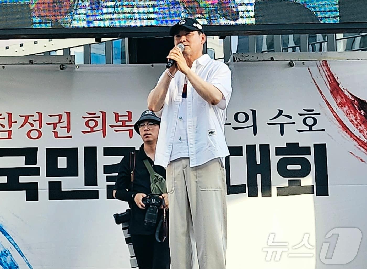 본문 이미지 - 장동혁 국민의힘 대표가 25일 대구 중구 더현대 백화점 앞에서 열린 '참정권 회복 민주주의 수호 국민결의대회'에 참석해 선거관리위원회의 관리 부실을 규탄하는 발언을 하고 있다. 2026.7.25 ⓒ 뉴스1 남승렬 기자