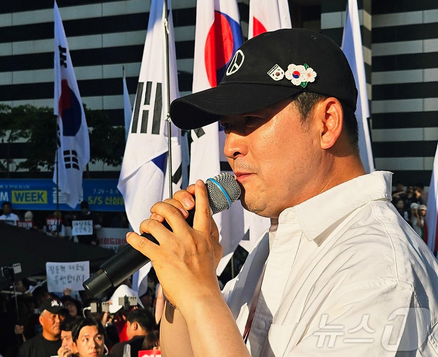 본문 이미지 - 장동혁 국민의힘 대표가 25일 대구 중구 더현대 백화점 앞에서 열린 '참정권 회복 민주주의 수호 국민결의대회'에 참석해 선거관리위원회의 관리 부실을 규탄하는 발언을 하고 있다. 2026.7.25 ⓒ 뉴스1 남승렬 기자