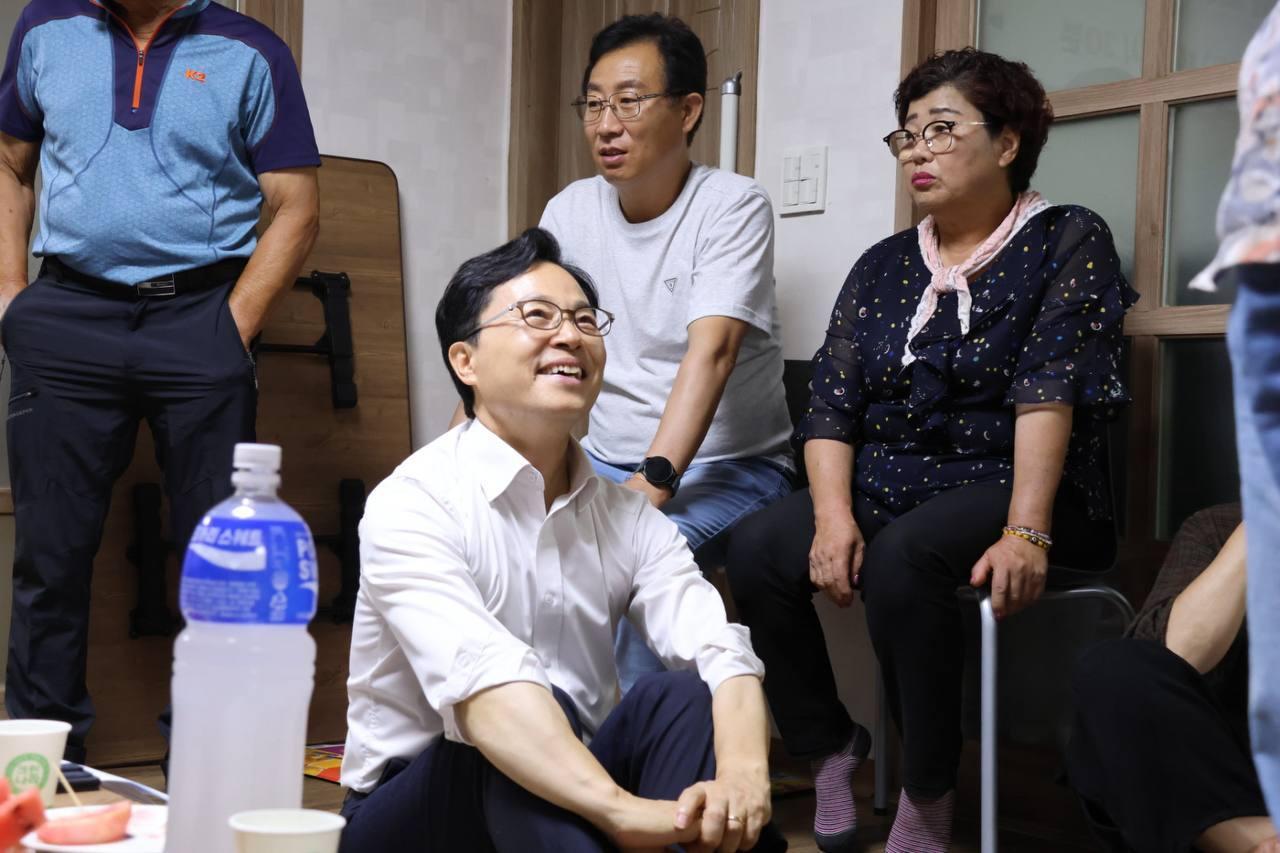 본문 이미지 - 윤용근 의원이 충남 부여군 석성면 봉정1리 마을회관을 방문해 주민들과 '밤마실 간담회'를 하고 있다.