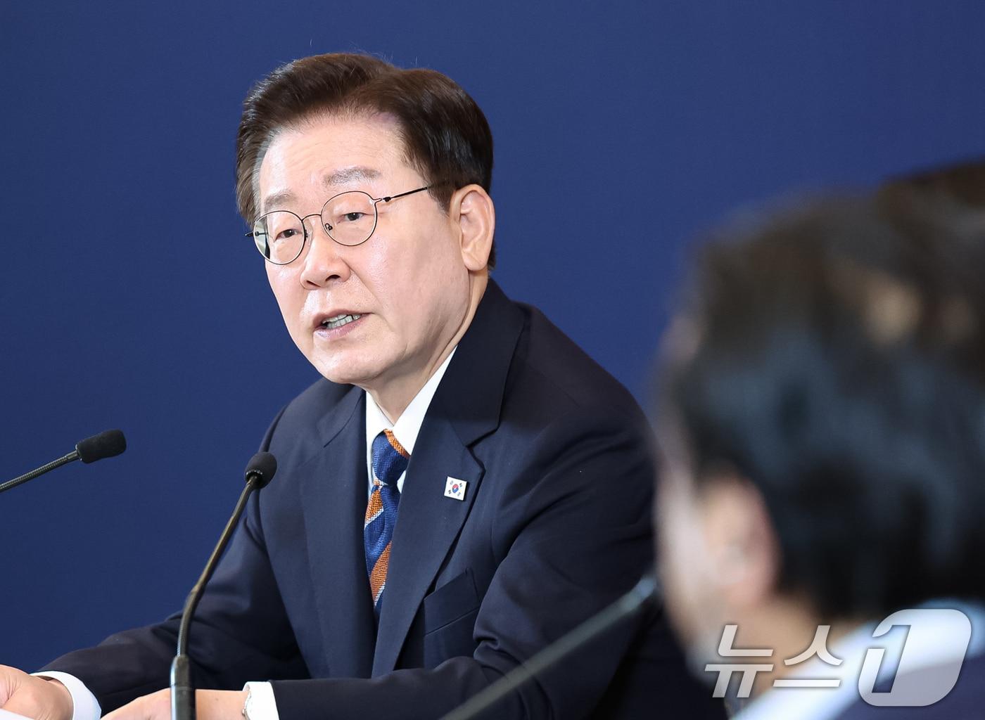 본문 이미지 - 이재명 대통령이 25일(현지시간) 미국 샌프란시스코 한 호텔에서 열린 실리콘밸리 벤처투자 밋업에서 발언을 하고 있다. 2026.7.26 ⓒ 뉴스1 허경 기자