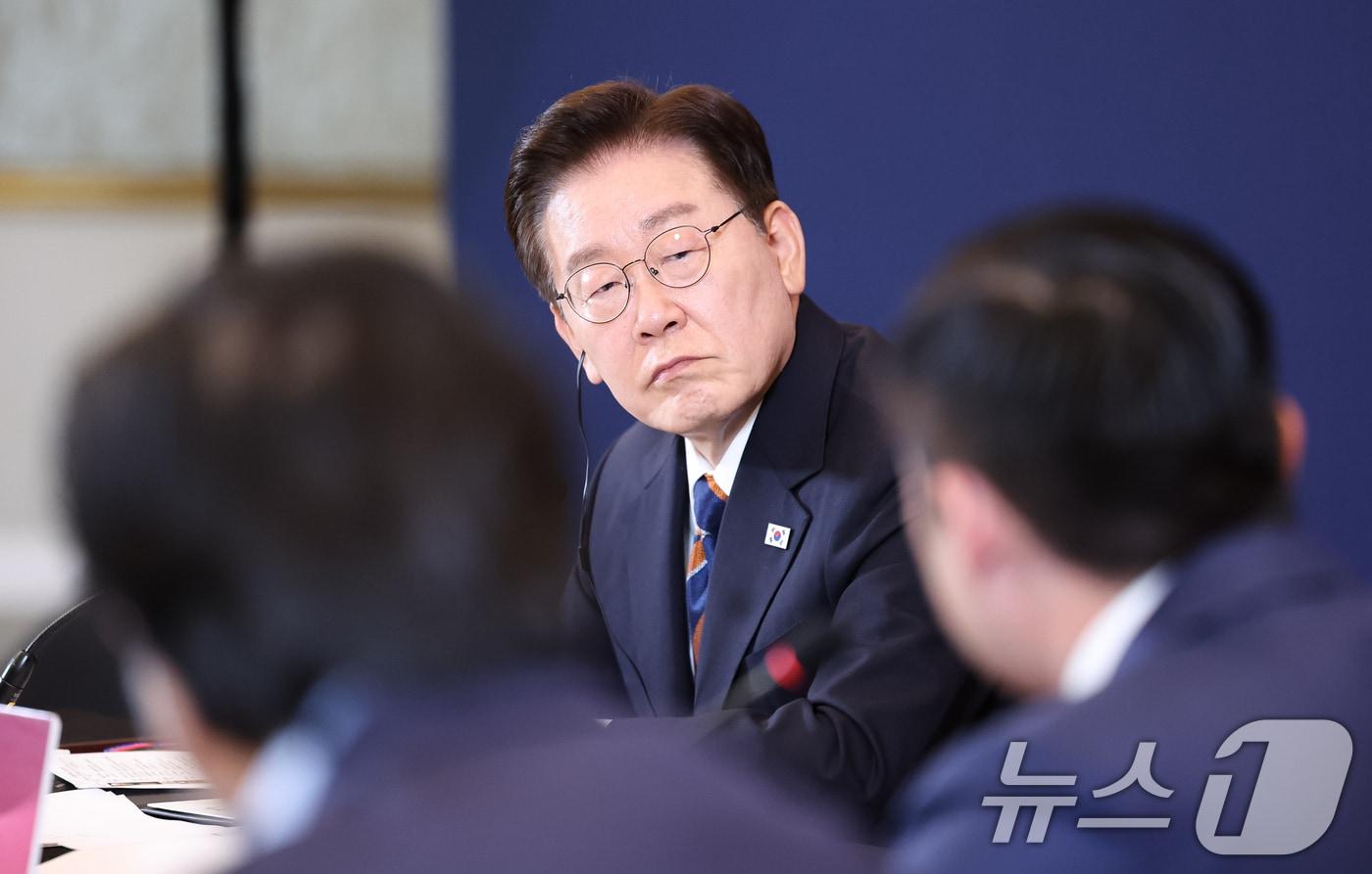 본문 이미지 - 이재명 대통령이 25일(현지시간) 미국 샌프란시스코 한 호텔에서 열린 실리콘밸리 벤처투자 밋업에서 참석자들의 발언을 듣고 있다. 2026.7.26 ⓒ 뉴스1 허경 기자