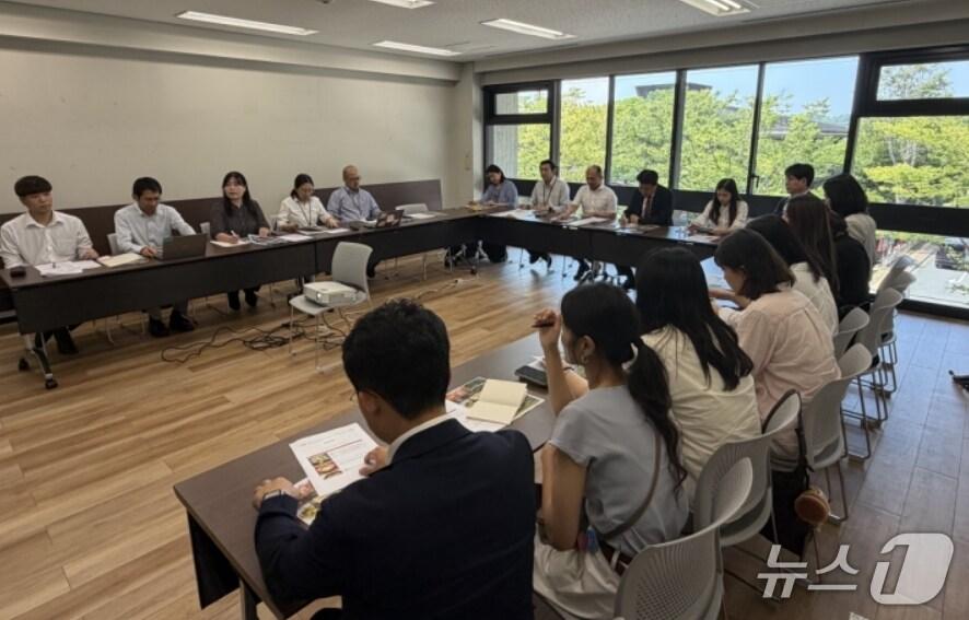 본문 이미지 - 경북도 방문단과 일본 나라현 관계자들이 양 지역의 문화예술·관광 분야 교류 방안에 대해 협의하고 있다.(경북도 제공, 재판매 및 DB 금지)