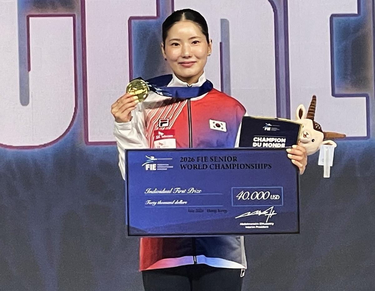 본문 이미지 - 송세라가 25일(현지시간) 홍콩에서 열린 펜싱 세계선수권 여자 에페 개인전에서 금메달을 수확했다. (대한펜싱협회 제공)