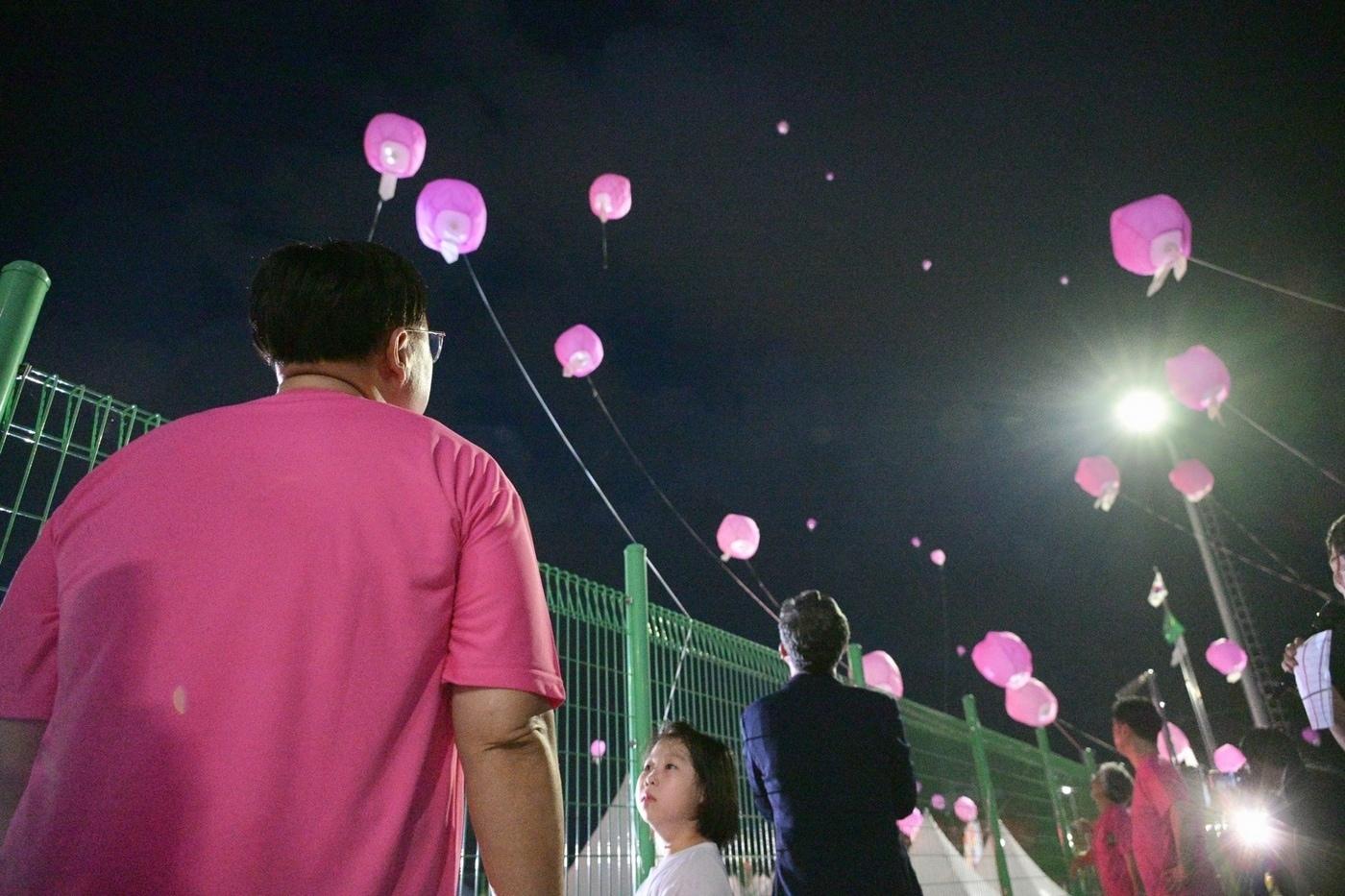 본문 이미지 - 조치원복숭아축제 풍등날리기. 