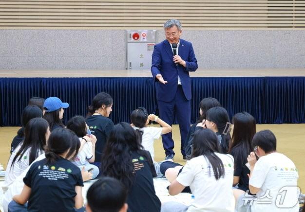 본문 이미지 - 천호성 전북교육감이 25일 군산에서 열린 '2026년 당뇨학생 집중관리 캠프'에 참여, 도전! 당뇨 골든벨'을 진행하고 있다.(전북교육청 제공, 재판매 및 DB 금지)/뉴스1