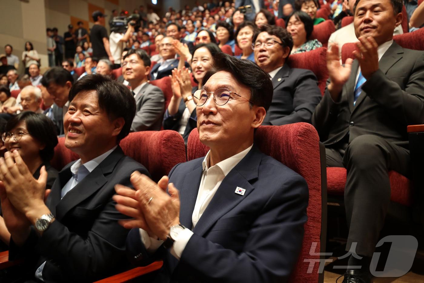 본문 이미지 - 더불어민주당 당권 주자인 김민석 의원이 지난 26일 전남광주통합특별시 북구 광주과학기술원에서 열린 초청 강연회에서 손뼉을 치고 있다. 2026.7.26 ⓒ 뉴스1 조수민 기자