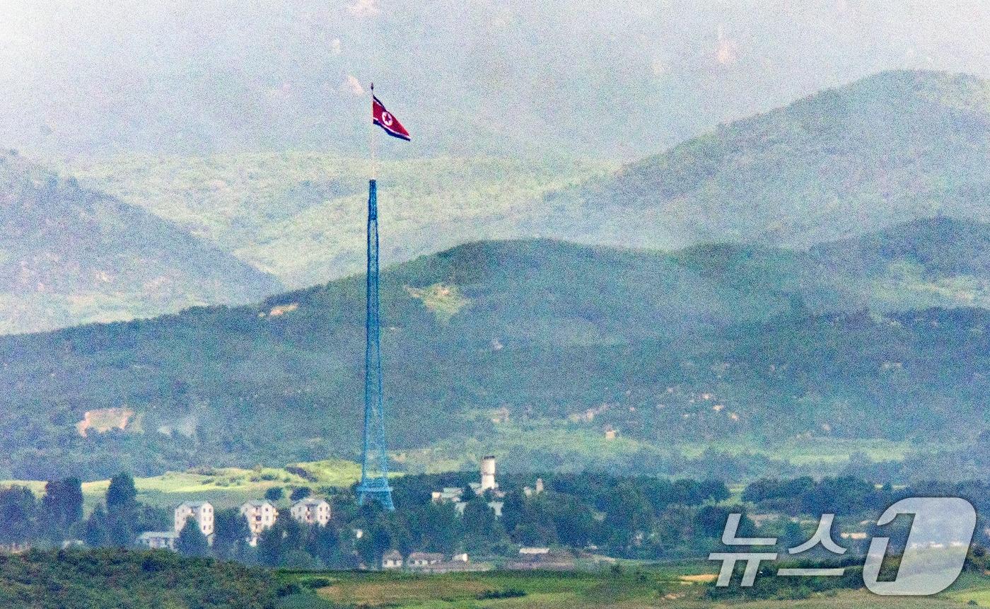 본문 이미지 - 경기도 파주시 오두산통일전망대에서 바라본 북한 개성시 기정동 마을에 휘날리는 인공기의 모습. 2026.7.26 ⓒ 뉴스1 최지환 기자