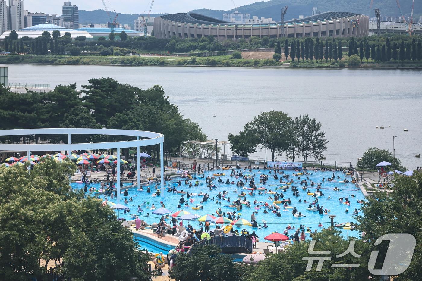 본문 이미지 - 전국 대부분 지역에 폭염이 찾아온 26일 서울 광진구 뚝섬 한강공원 수영장을 찾은 시민들이 물놀이를 하며 더위를 식히고 있다. 2026.7.26 ⓒ 뉴스1 김도우 기자
