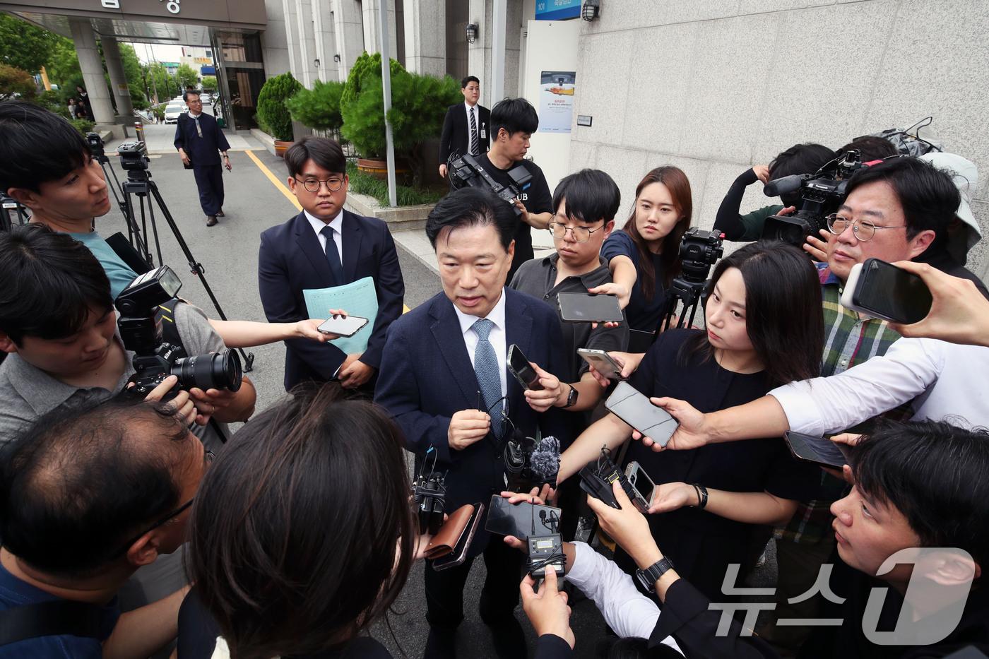 본문 이미지 - 여고생 살해범 장윤기 사건 관련 초동 수사 축소·은폐 의혹을 받는 박 모 경정(광주 광산경찰서 전 형사과장)이 21일 오전 구속 전 피의자 심문(영장실질심사)을 마치고 법정을 나서고 있다. 2026.7.26 ⓒ 뉴스1 조수민 기자
