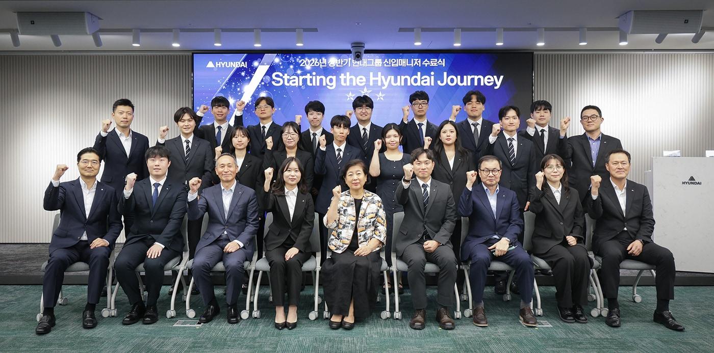 본문 이미지 - 현정은 현대그룹 회장이 24일 서울 종로구 연지동 사옥에서 열린 2026년 상반기 신입사원 교육 수료식에 참석해 기념 사진을 촬영한 모습(현대그룹 제공). 2026.7.24.