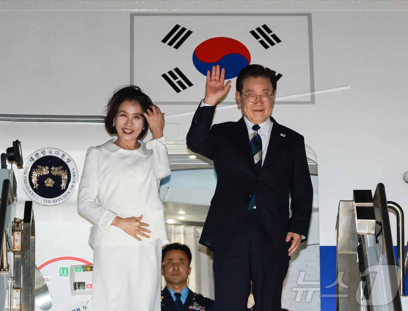 본문 이미지 - AI 서밋 일정을 마친 이재명 대통령과 김혜경 여사가 25일(현지시간) 미국 샌프란시스코 국제공항에서 공군 1호기에 올라 인사하고 있다. 2026.7.26 ⓒ 뉴스1 허경 기자