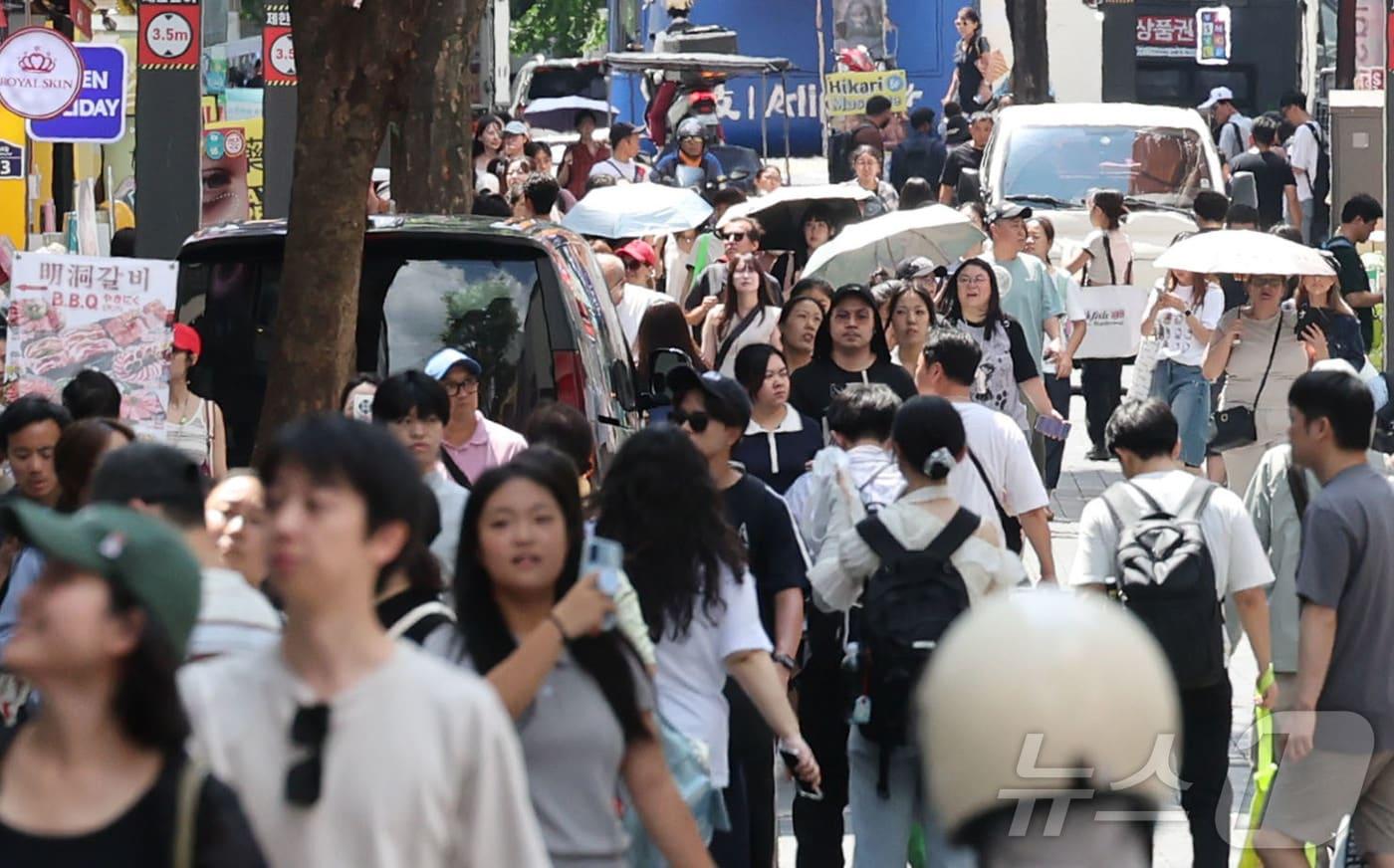 본문 이미지 - 26일 서울 중구 명동거리에서 외국인 관광객들이 이동하고 있다. 2026.7.26 ⓒ 뉴스1 이종수 기자