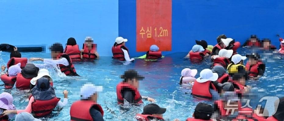 본문 이미지 - 7월 마지막 휴일인 26일 경주의 한낮 수은주가 39도까지 오르는 등 대구와 경북지역에서 극한더위가 맹위를 떨치고 있다. 사진은 물놀이객들이 몰린 대구 남구 대봉교역 인근 신천 물놀이장 모습.(독자제공, 재판매 및 DB 금지)