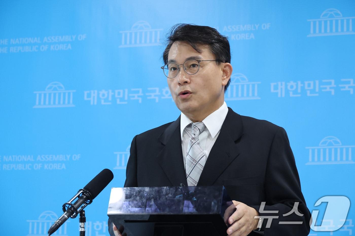 본문 이미지 - 윤상현 국민의힘 의원이 26일 서울 여의도 국회 소통관에서 현안 관련 브리핑을 하고 있다. 2026.7.26 ⓒ 뉴스1 신웅수 기자