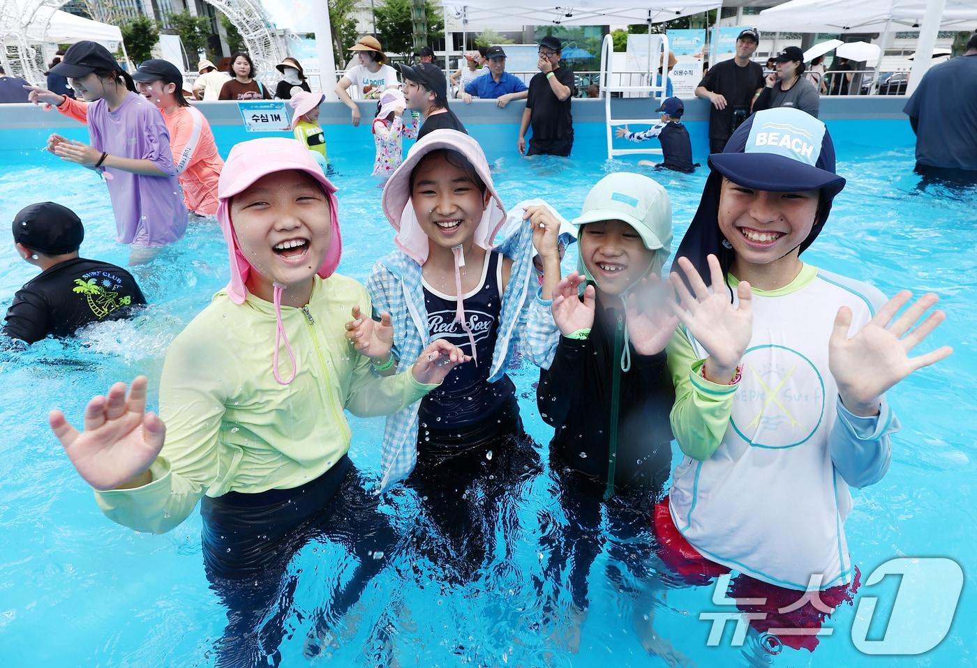 본문 이미지 - 무더운 날씨를 보인 26일 오후 서울 종로구 광화문광장에 마련된 2026 서울썸머비치 수영장에서 시민들이 물놀이를 하며 즐거운 시간을 보내고 있다. 2026.7.26 ⓒ 뉴스1 김민지 기자