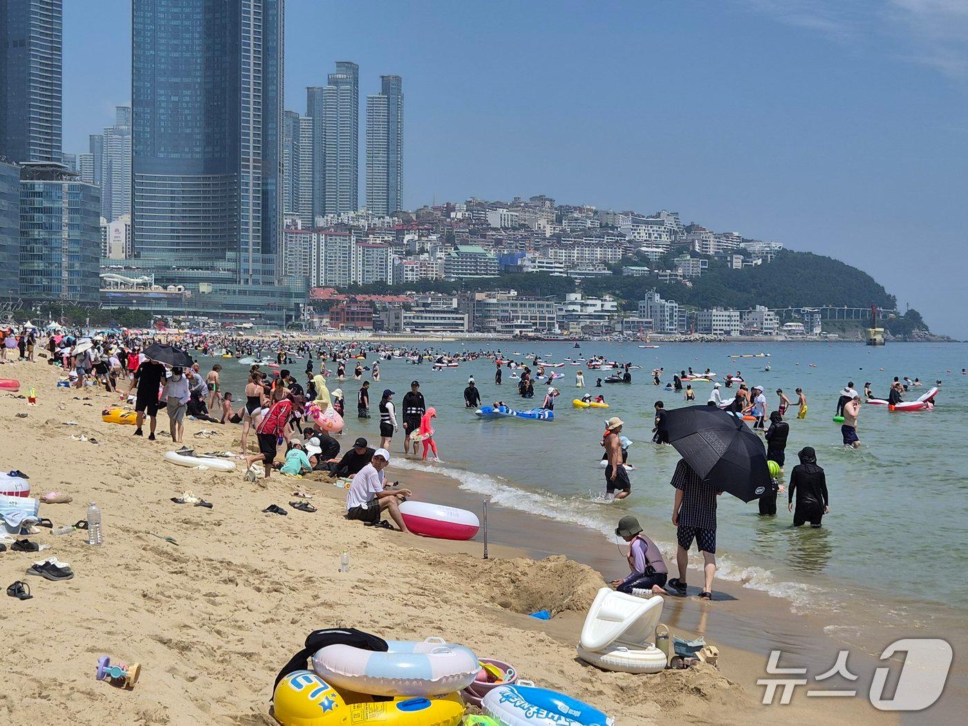 본문 이미지 - 7월 마지막 휴일인 26일 오후 부산 해운대해수욕장에서 외국인 관광객 등 많은 피서객들이 물놀이를 하며 더위를 식히고 있다. 2026.7.26/뉴스1 ⓒ News1 임순택 기자
