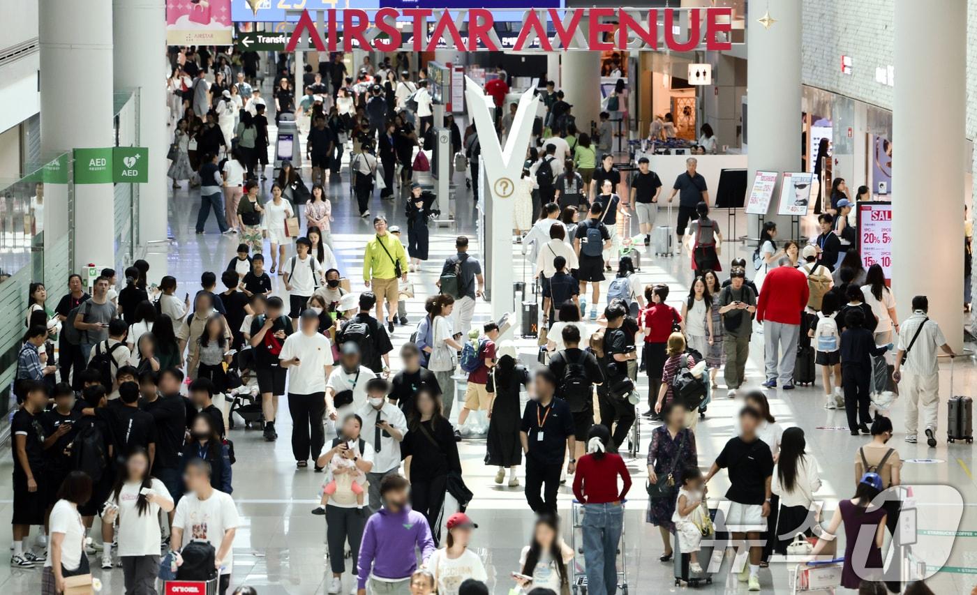 본문 이미지 - 본격적인 여름 휴가철을 맞은 26일 인천 인천국제공항 1터미널이 여행객으로 북적이고 있다. 2026.7.26 ⓒ 뉴스1 최지환 기자