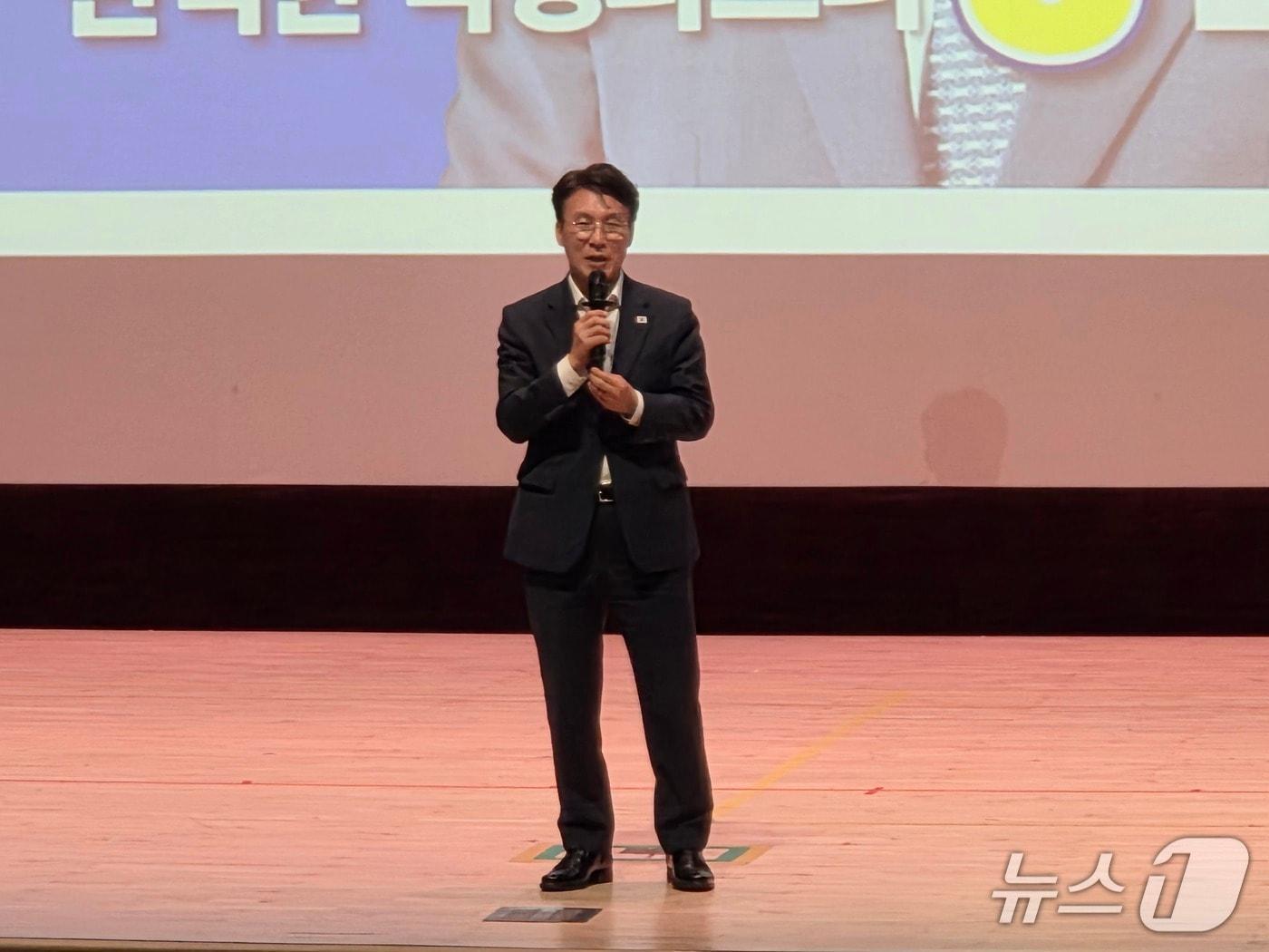 본문 이미지 - 김민석 전 총리가 공주대 더불어민주당 충남세종 당원 초청 콘서트에서 당 대표 지지를 호소하고 있다.2026.7.26/뉴스1