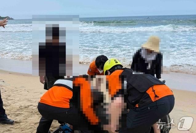 본문 이미지 - 26일 오후 2시 10분쯤 강원 고성군 현내면 화진포 해수욕장에서 수난 사고가 발생, 심정지 환자 2명이 병원으로 옮겨졌다. (강원도소방본부 제공. 재판매 및 DB금지) 2026.7.26/뉴스1