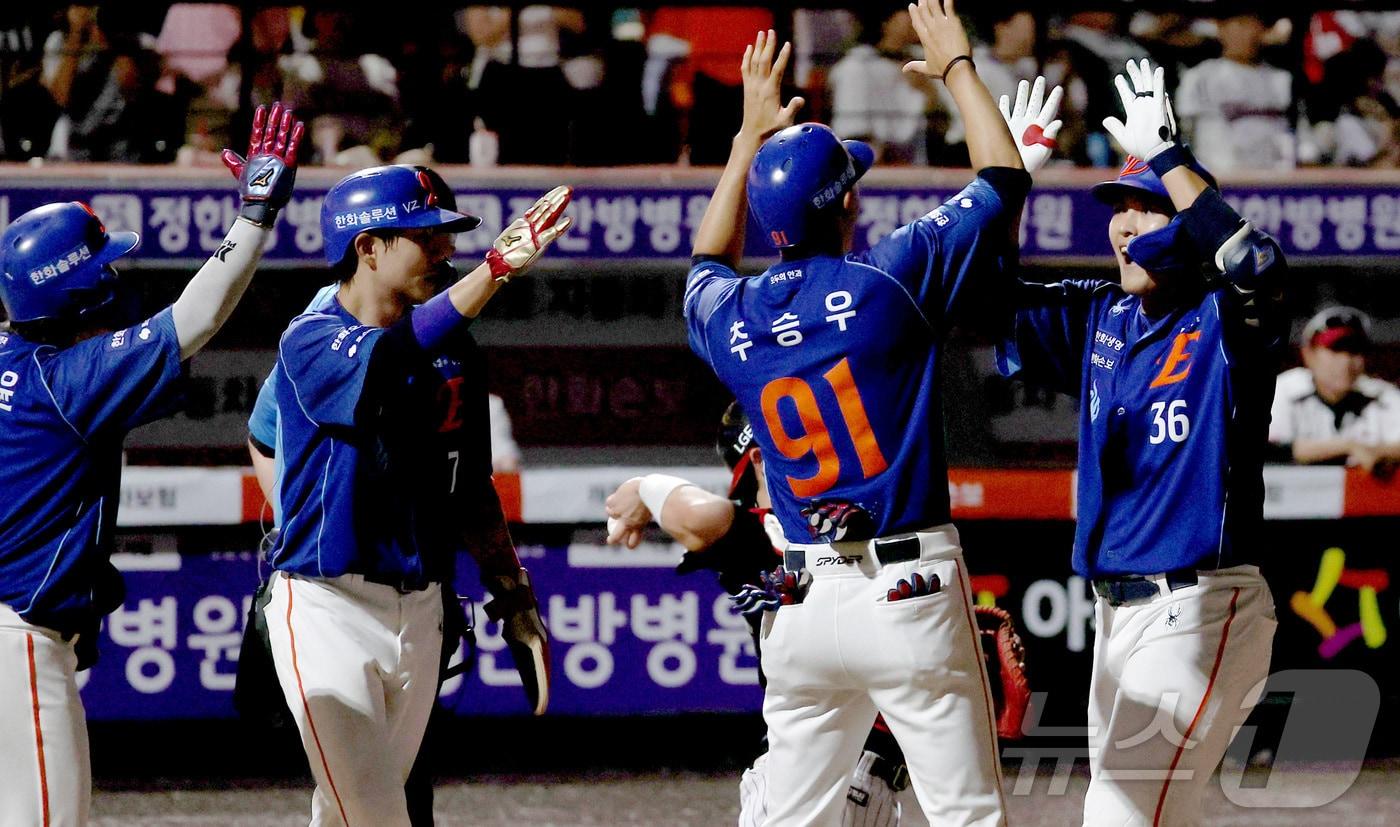 본문 이미지 - 26일 대전 한화생명볼파크에서 열린 2026 신한 SOL KBO리그 LG 트윈스와 한화 이글스의 경기에서 8회말 한화 한지윤이 3점 홈런을 치며 홈에 들어오고 있다. 2026.7.26 ⓒ 뉴스1 김기남 기자