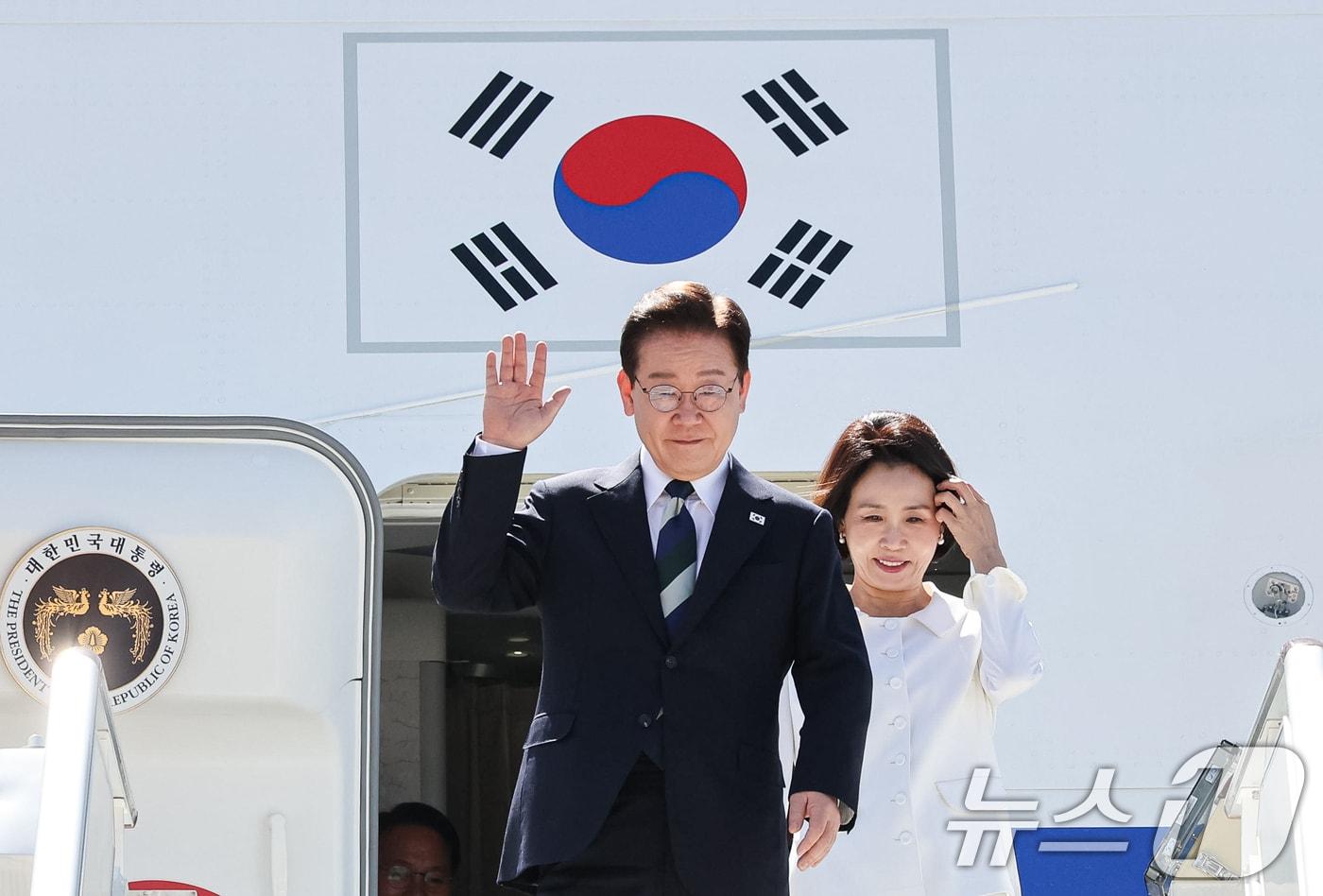 본문 이미지 - 브라질을 국빈 방문한 이재명 대통령과 김혜경 여사가 26일(현지시간) 브라질리아 공군기지에 도착해 환영객들에게 인사를 하고 있다. 2026.7.27 ⓒ 뉴스1 허경 기자