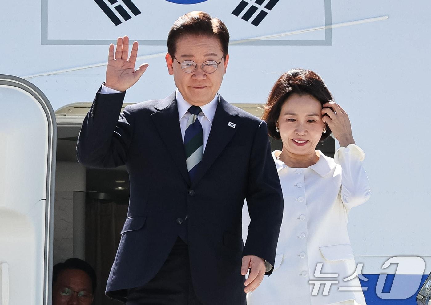 본문 이미지 - 브라질을 국빈 방문한 이재명 대통령과 김혜경 여사가 지난 26일(현지시간) 브라질리아 공군기지에 도착해 환영객들에게 인사를 하고 있다. 2026.7.27 ⓒ 뉴스1 허경 기자