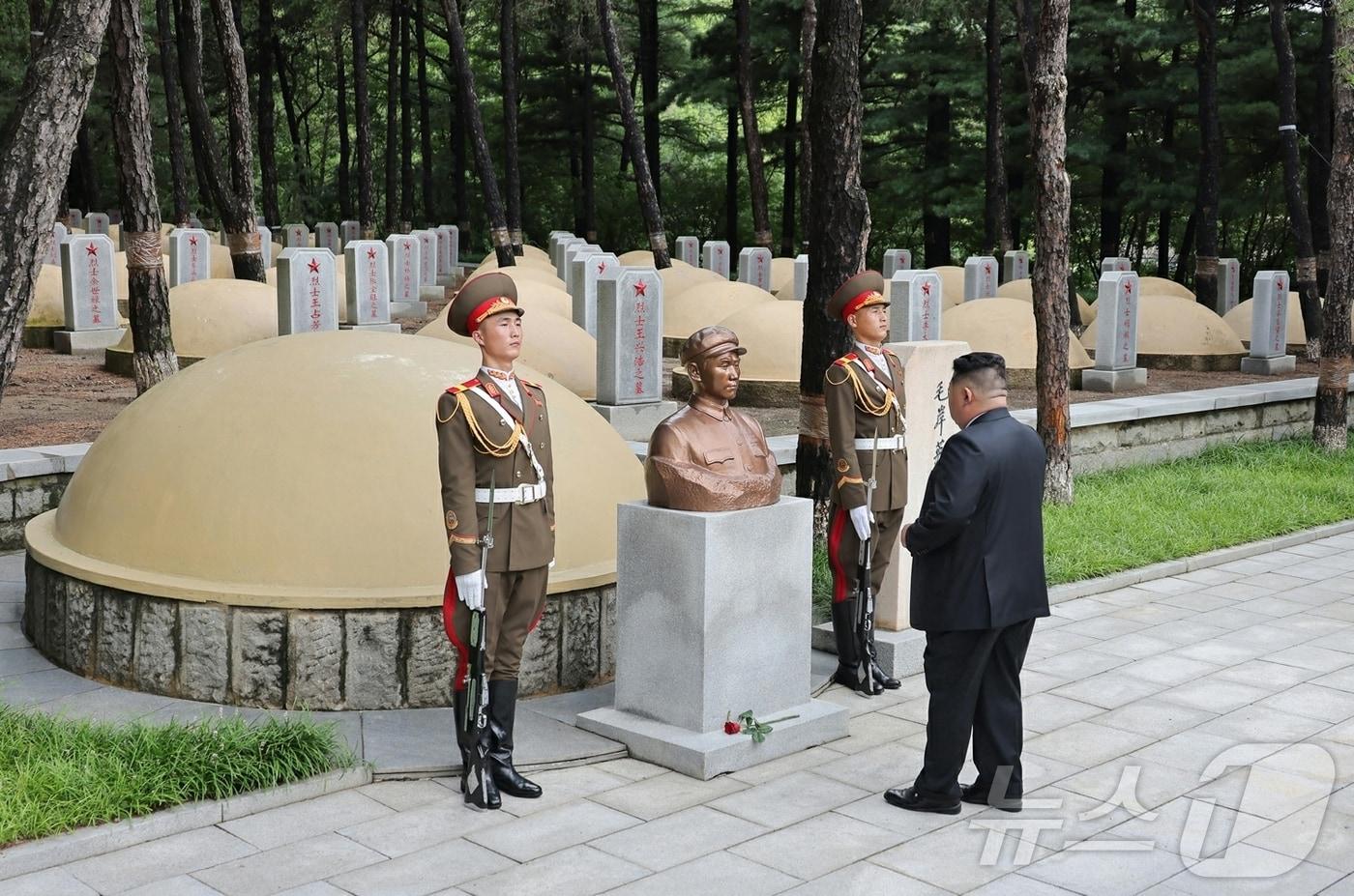 본문 이미지 - (평양 노동신문=뉴스1) = 북한 노동당 기관지 노동신문은 27일 김정은 노동당 총비서가 '전승절'(한국전쟁 정전협정체결일) 73주년을 맞아 전날 평안남도 회창군의 중국인민지원군열사릉원을 참배했다고 보도했다. [국내에서만 사용가능. 재배포 금지. DB 금지. For Use Only in the Republic of Korea. Redistribution Prohibited] rodongphoto@news1.kr