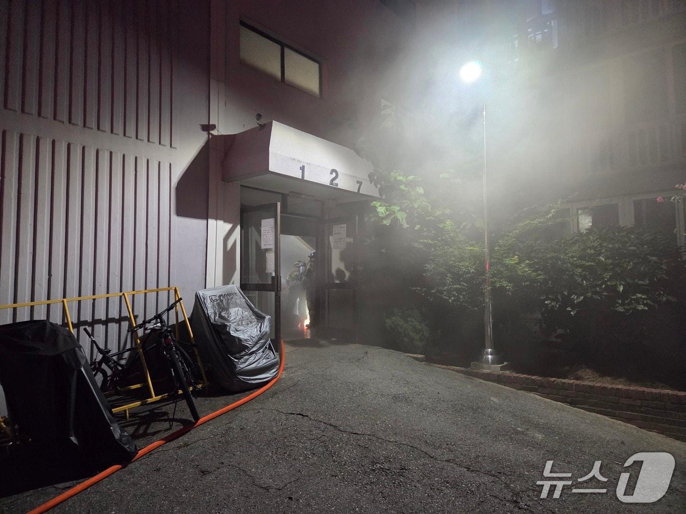 본문 이미지 - 지난 26일 오후 9시 53분쯤 전남광주 북구 각화동의 한 아파트 배전반에서 불이 나 소방당국이 화재를 진화하고 있다.(광주 북부소방 제공. 재판매 및 DB 금지)
