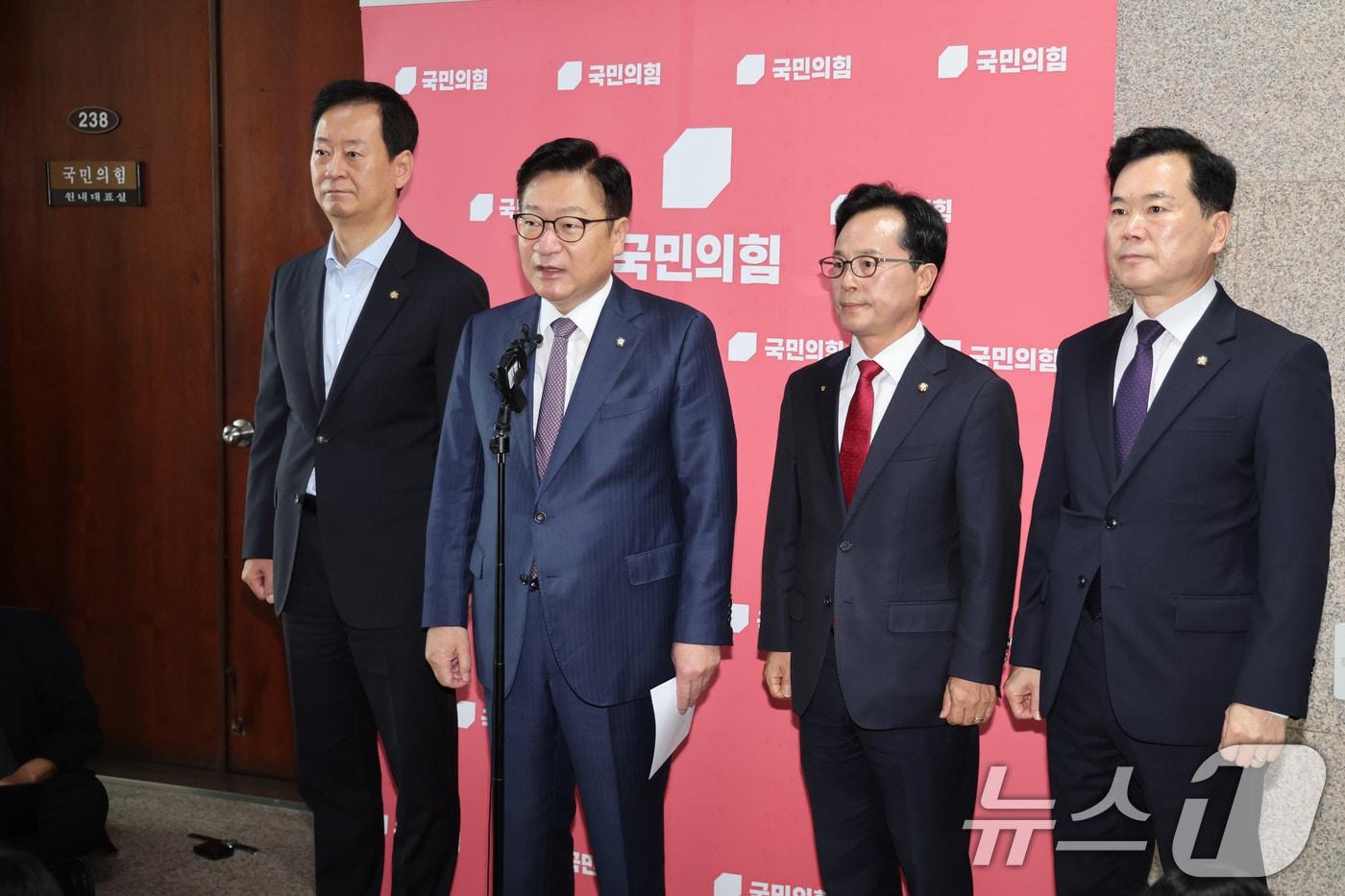 본문 이미지 - 정점식 국민의힘 원내대표가 27일 오전 서울 여의도 국회에서 권영진 의원의 '멱살 소동' 관련 브리핑을 하고 있다. 2026.7.27 ⓒ 뉴스1 황기선 기자