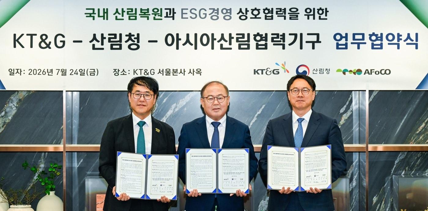 본문 이미지 - 7월 24일 이상학 KT&G 수석부사장(가운데)과 임하수 산림청 차장(오른쪽), 진선필 AFoCO 사무차장(왼쪽)이 KT&G 서울사옥에서 협약식을 맺고 기념사진을 촬영하고 있는 모습.(KT&G 제공)