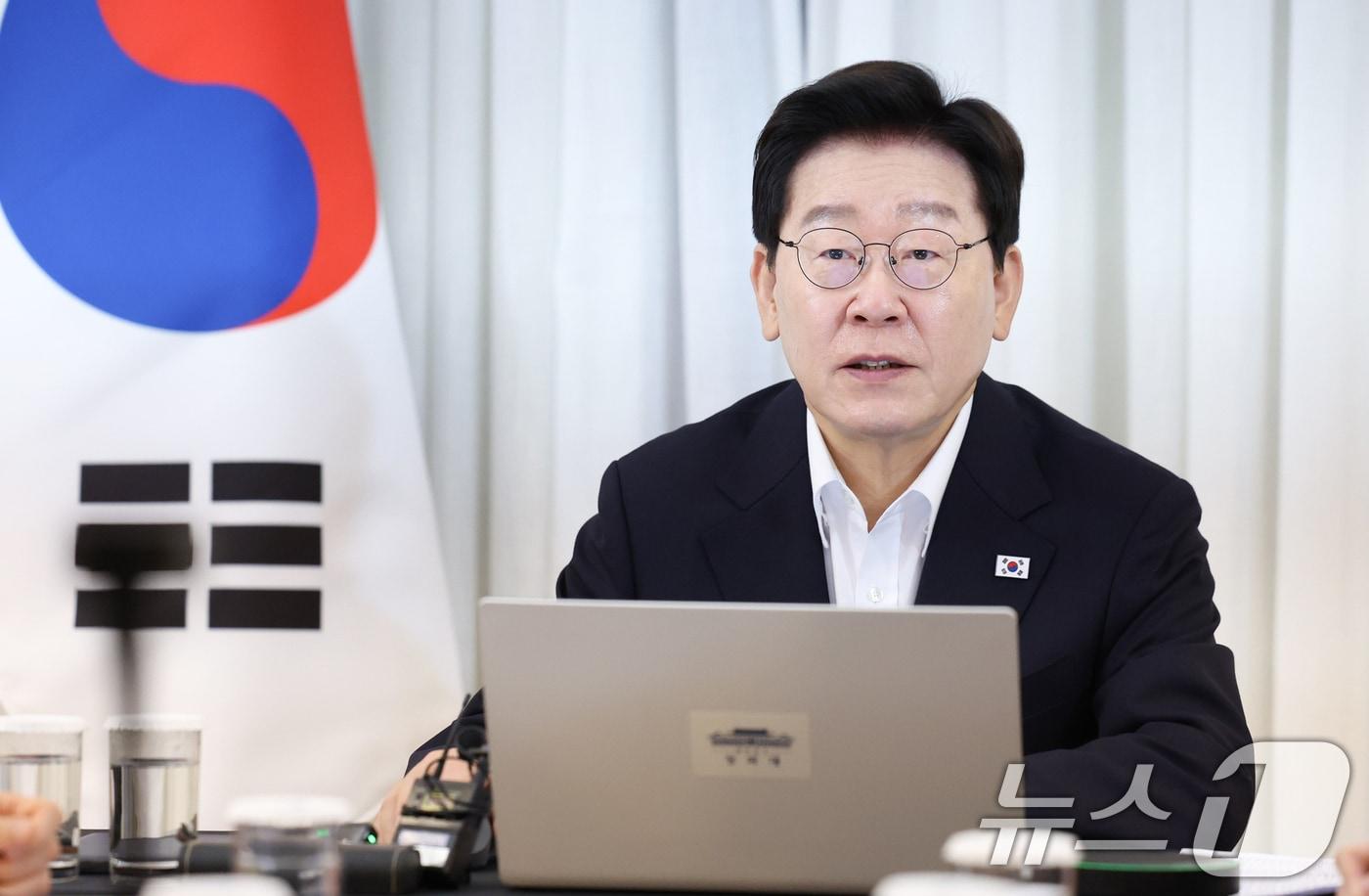 본문 이미지 - 브라질을 국빈 방문한 이재명 대통령이 지난 26일(현지 시간) 브라질리아에서 화상 수석·보좌관회의에서 발언하고 있다. 2026.7.27 ⓒ 뉴스1 허경 기자