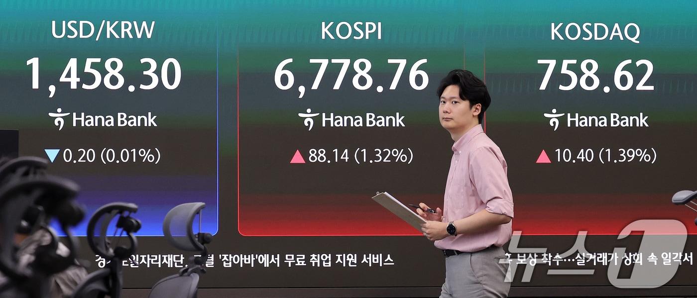 본문 이미지 - 27일 서울 중구 하나은행 딜링룸 전광판에 코스피 지수가 나타나고 있다. 2026.7.27 ⓒ 뉴스1 박지혜 기자