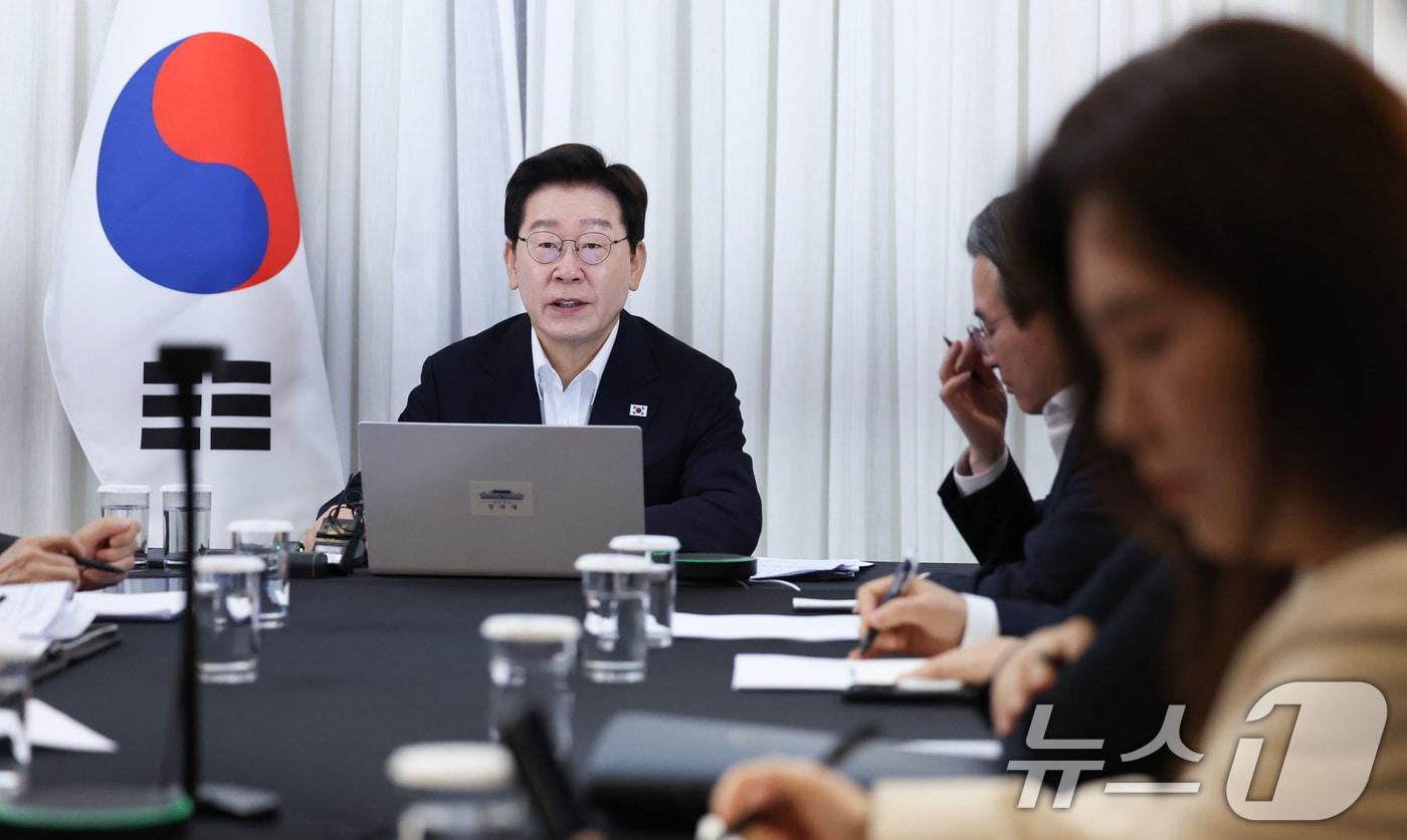본문 이미지 - 브라질을 국빈 방문한 이재명 대통령이 26일(현지 시간) 브라질리아에서 화상 수석·보좌관회의에서 발언하고 있다. ⓒ 뉴스1 허경 기자