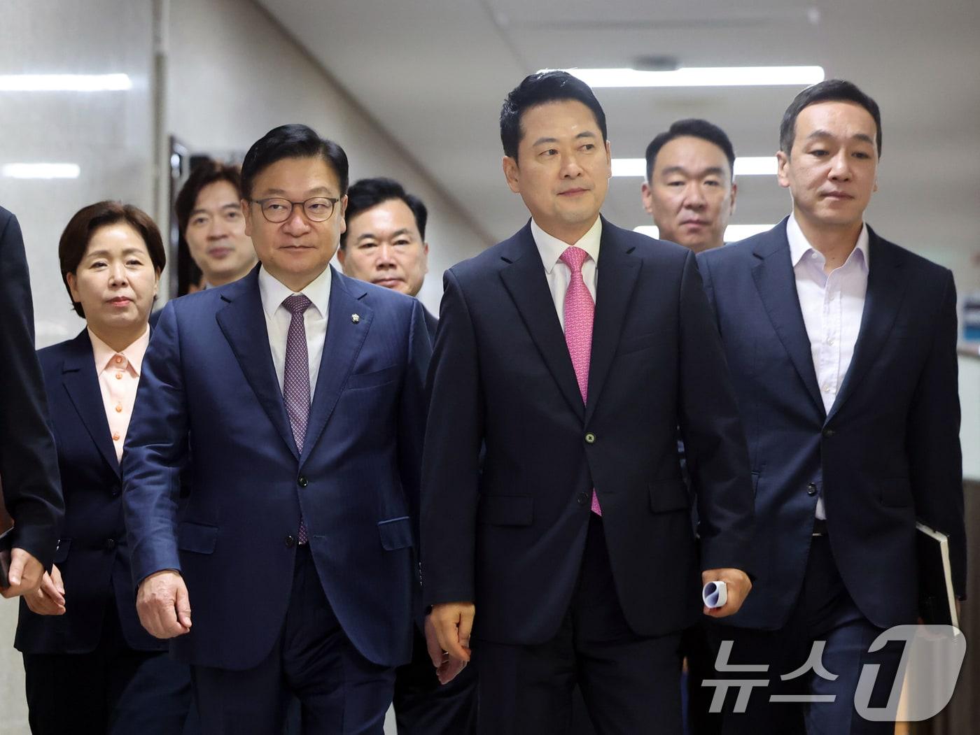 본문 이미지 - 국민의힘 장동혁 대표와 정점식 원내대표가 27일 오전 서울 여의도 국회에서 열린 최고위원회의에 참석하고 있다. 2026.7.27 ⓒ 뉴스1 황기선 기자
