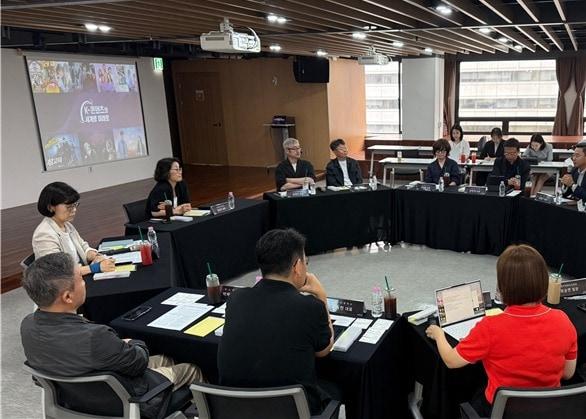 본문 이미지 - 한국콘텐츠진흥원은 방송영상제작사 소통 간담회를 열고 제작 현장의 과제와 산업 경쟁력 강화 방안을 지난 24일 서울 CKL기업지원센터에서 논의했다.