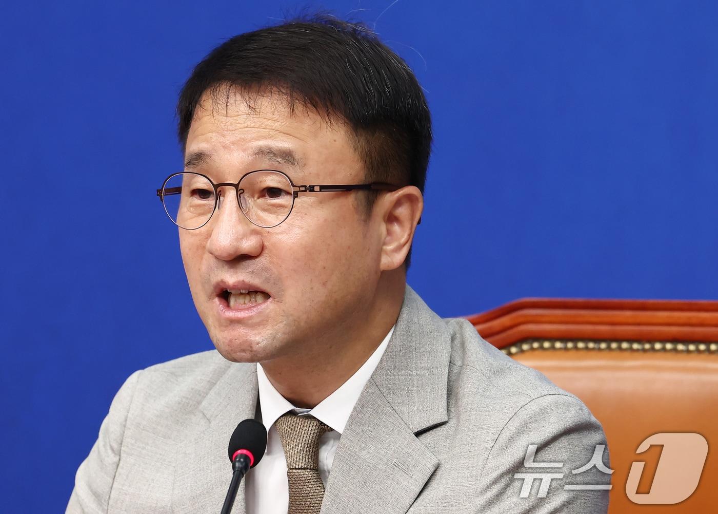 본문 이미지 - 한병도 더불어민주당 당대표 직무대행 겸 원내대표가 27일 오전 서울 여의도 국회에서 열린 최고위원회의에서 모두 발언을 하고 있다. 2026.7.27 ⓒ 뉴스1 김민지 기자